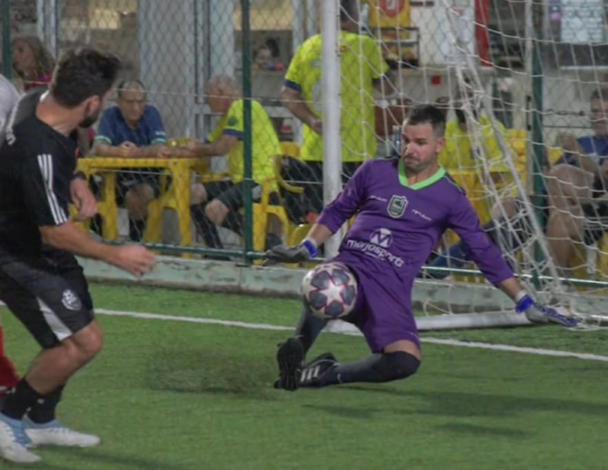 Goleiro em ação durante partida